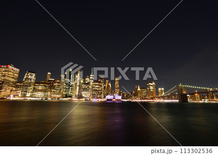ブルックリン橋とニューヨークマンハッタンの夜景 113302536