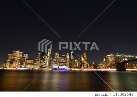 Brooklyn BridgeとManhattanの夜景 Brooklyn BridgeとManhattanの夜景 113302542