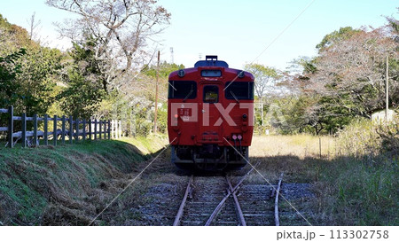 小湊鉄道月島駅に停車している列車 113302758
