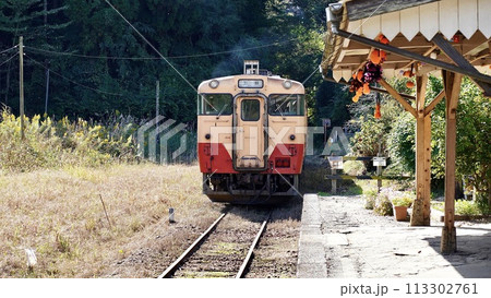 小湊鉄道月島駅に停車している列車 113302761