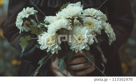 喪服を着て白い菊の花を手に持つ女性の手元のクローズアップ写真 喪服を着て白い菊の花を手に持つ女性の手元のクローズアップ写真 113302970