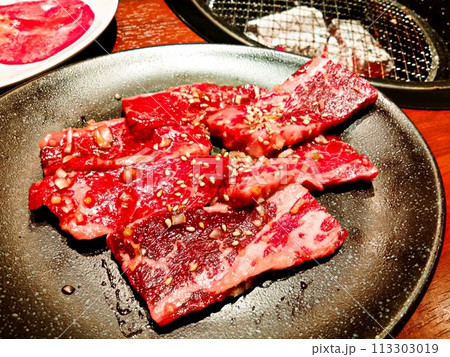 カルビを炭火焼き カルビを炭火焼き 113303019