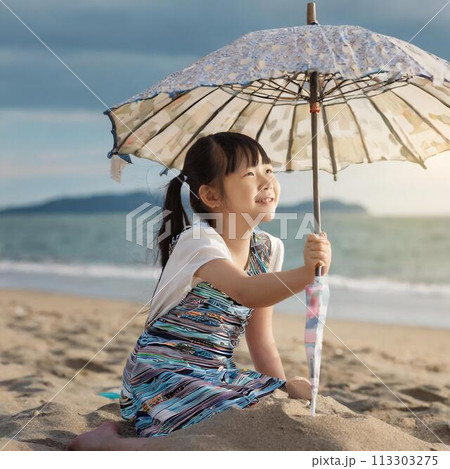 海辺で傘をさす女の子 113303275