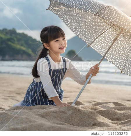 砂浜で日傘をさす女の子 113303276