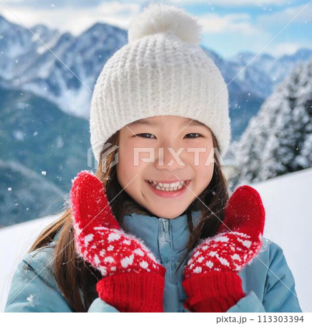 雪降るスキー場でニッコリ微笑む少女 113303394