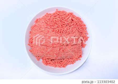 白背景で撮影した挽肉 113303402