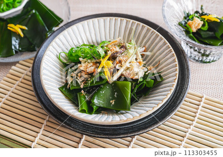 薬味をのせた昆布のさしみ 薬味をのせた昆布のさしみ 113303455