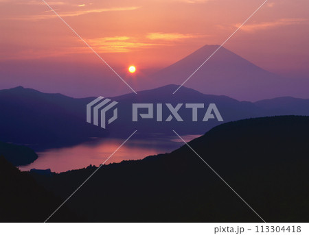 大観山から眺める夕暮れの富士山と芦ノ湖　神奈川県箱根町にて 113304418