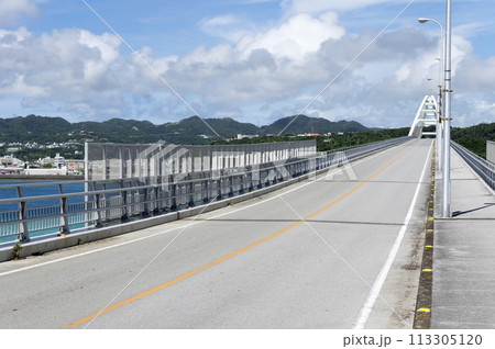 瀬底大橋を渡る道 瀬底大橋を渡る道 113305120
