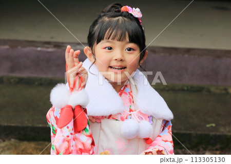 七五三参りをしている子供 113305130