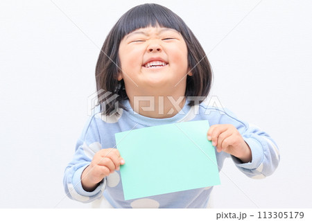 コピースペース用の紙を持った3歳の女の子 113305179