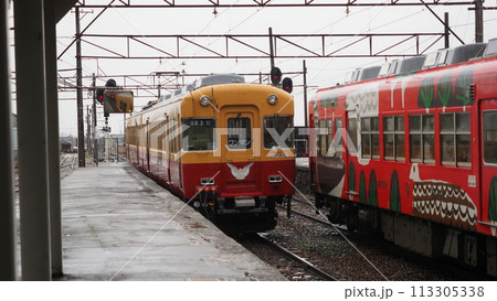 上市駅に入線する富山地鉄10030形電車 上市駅に入線する富山地鉄10030形電車 113305338