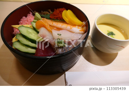 家庭で食べるお祝いの時の色鮮やかな日本のちらし寿司と茶碗蒸し 113305439
