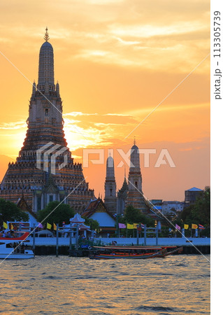 日の出を待つ仏塔 113305739