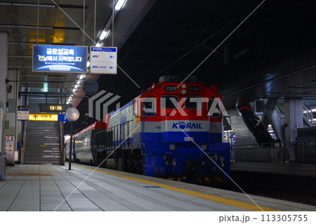 ディーゼル機関車が牽引する韓国鉄道公社KORAILの優等列車、セマウル号 ディーゼル機関車が牽引する韓国鉄道公社KORAILの優等列車、セマウル号 113305755