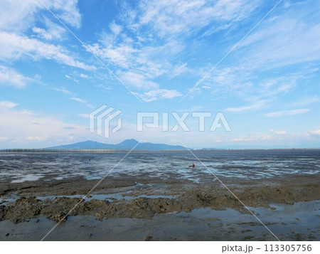 長部田海床路から見える有明海と金峰山　（熊本県宇土半島） 113305756