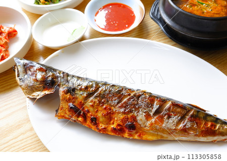 よく脂がのって美味しいサバの塩焼き 113305858