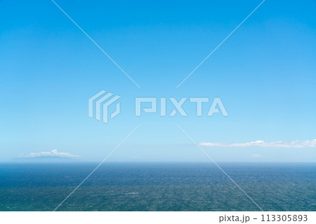 真っ青な海と空 113305893