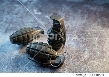 アメリカ軍の手榴弾 マークⅡ パイナップル コンクリート背景 U.S.hand grenade mk アメリカ軍の手榴弾 マークⅡ パイナップル コンクリート背景 U.S.hand grenade mk 113305919