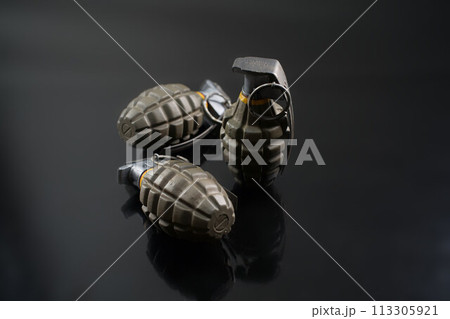 アメリカ軍マークⅡ手榴弾 パイナップル u.s.hand grenade mk2 黒背景 アメリカ軍マークⅡ手榴弾 パイナップル u.s.hand grenade mk2 黒背景 113305921