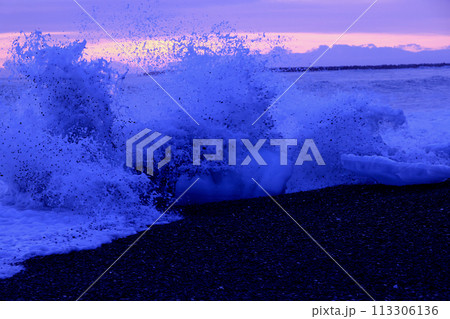 北海道オホーツク海の高波 北海道オホーツク海の高波 113306136