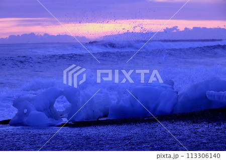 北海道オホーツク海荒れる朝 北海道オホーツク海荒れる朝 113306140