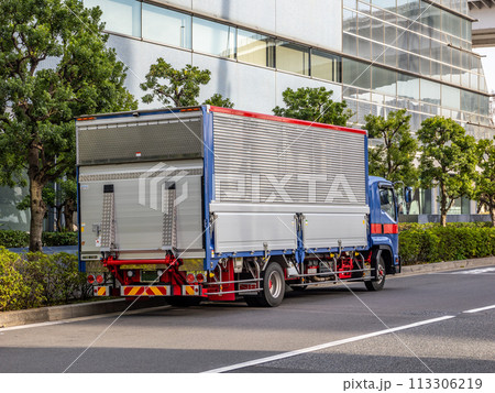 2024年問題　荷待ちや時間調整のため道路上で待機するトラック 113306219