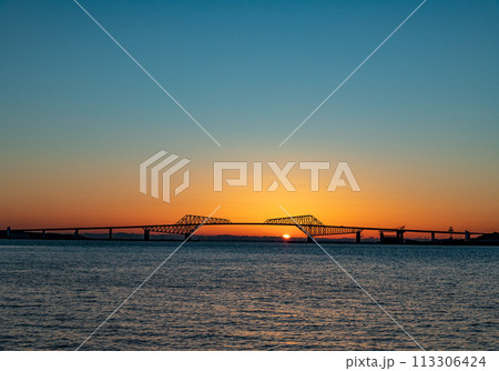 東京ゲートブリッジ（朝焼け） 113306424