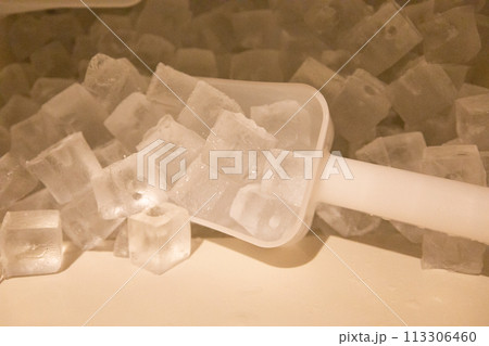 ホテルやレストラン、ファミレスの大きな業務用の冷凍庫の製氷機で作られたたくさんの四角の氷（東京都） 113306460