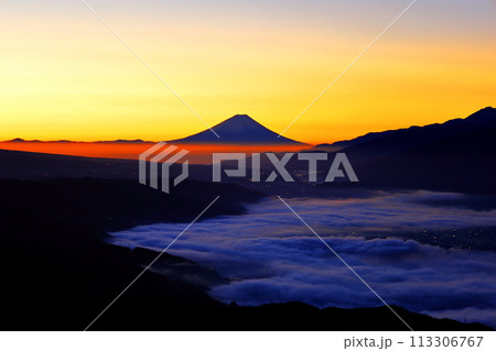 高ボッチ高原から望む 雲海に包まれる諏訪湖越の富士山 高ボッチ高原から望む 雲海に包まれる諏訪湖越の富士山 113306767