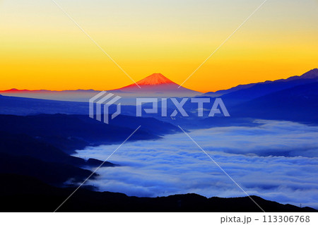 雲海に包まれる諏訪湖越の赤く染まる富士山/長野県塩尻市 高ボッチ高原 雲海に包まれる諏訪湖越の赤く染まる富士山/長野県塩尻市 高ボッチ高原 113306768
