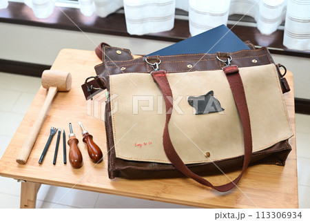 レザークラフトで作った革のパソコンバッグと道具 レザークラフトで作った革のパソコンバッグと道具 113306934