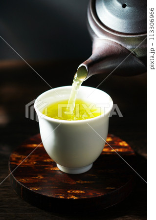 急須で注ぐ緑茶 113306966