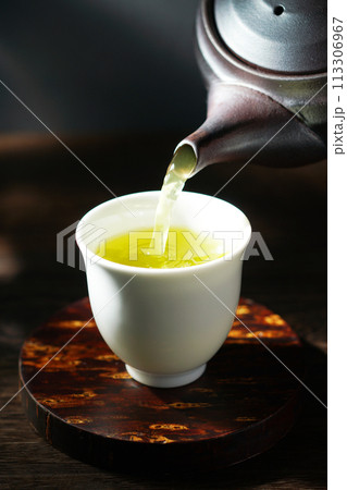 急須で注ぐ緑茶 113306967