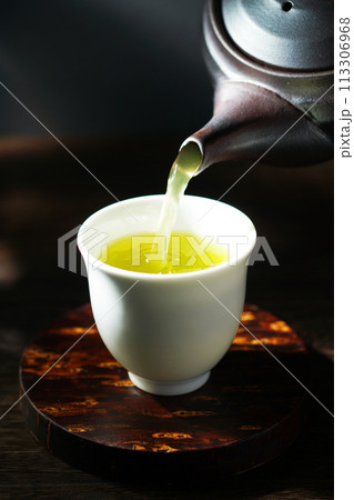 急須で注ぐ緑茶 113306968