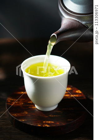 急須で注ぐ緑茶 113306971