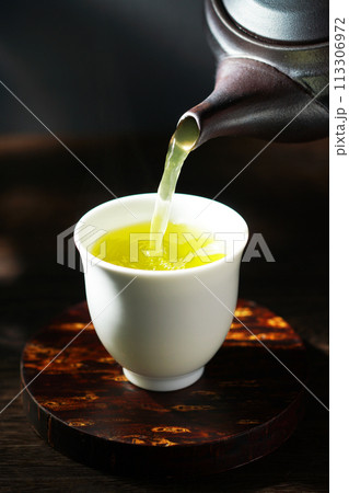 急須で注ぐ緑茶 113306972