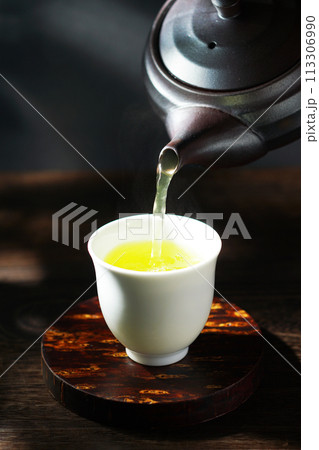 急須で注ぐ緑茶 113306990