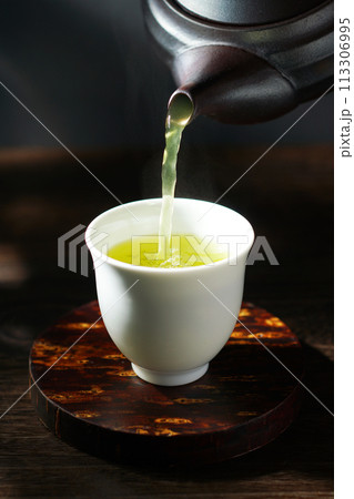 急須で注ぐ緑茶 113306995