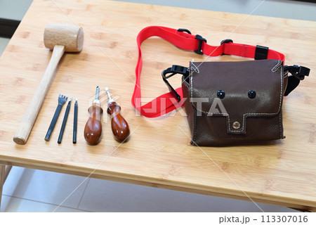 レザークラフトで作った革のカメラバッグと道具 レザークラフトで作った革のカメラバッグと道具 113307016