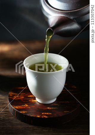 急須で注ぐ濃い深蒸し緑茶 113307042