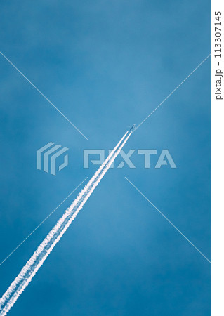 Contrail In Blue Sky. Plane In Sunny Sky Background. Airplane Aircraft In Sky With Trails 113307145