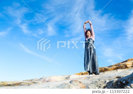 青空ときれいな海バック 女子旅 南紀白浜にて撮影 青空ときれいな海バック 女子旅 南紀白浜にて撮影 113307222