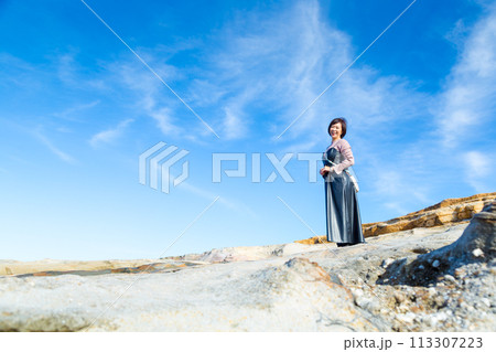 青空ときれいな海バック  女子旅 南紀白浜にて撮影 113307223