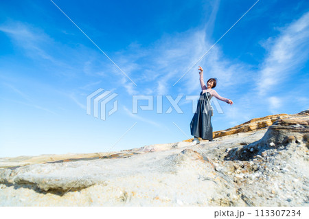青空ときれいな海バック  女子旅 南紀白浜にて撮影 113307234