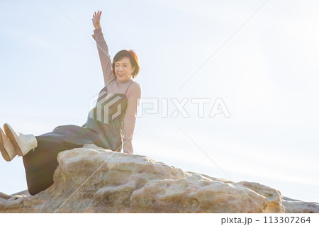 青空ときれいな海バック  女子旅 南紀白浜にて撮影 113307264