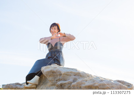 青空ときれいな海バック  女子旅 南紀白浜にて撮影 113307275