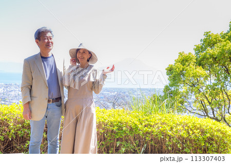 シニア夫婦 神社巡り 鹿児島旅行 桜島 113307403