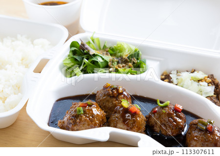 おいしい黒酢肉団子の中華弁当 113307611