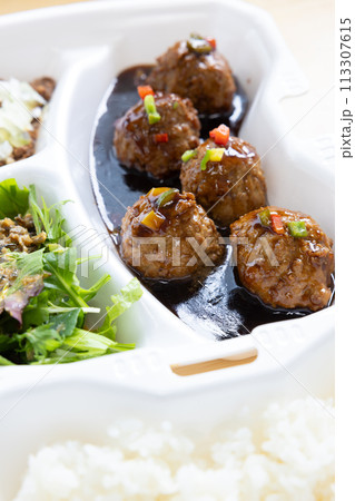 おいしい黒酢肉団子の中華弁当 おいしい黒酢肉団子の中華弁当 113307615